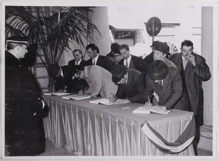 Gattatico-Reggio Emilia, 27-30 marzo 1970, Funerali di Alcide Cervi, firma del libro delle presenze